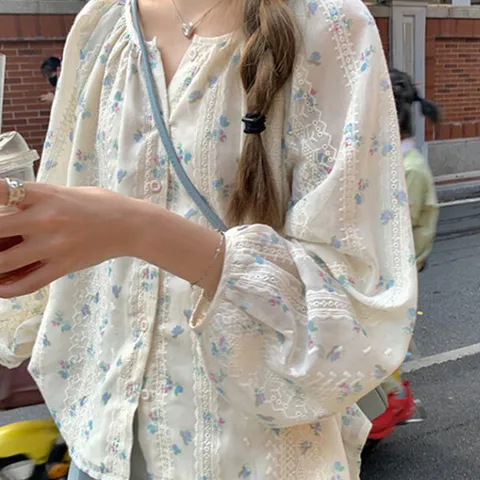 메이프 플라워 펀칭 레이스 셔링 블라우스