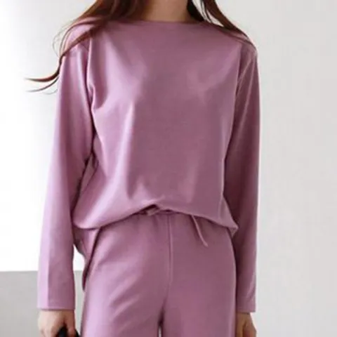 [하프클럽/모노무드]MNO 스탠다드 정돈된 단색 패턴 우먼 코디 리복룩 크루넥티 트렌디 오버핏 울탑