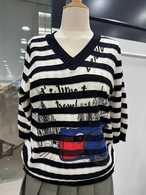 브이넥 프린트 줄무늬 니트 티셔츠MM06KN071_YS