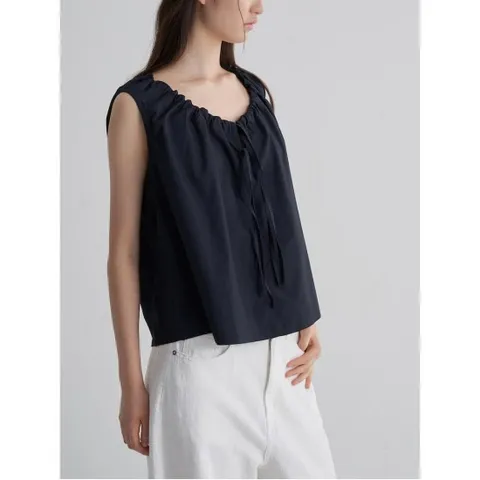 코튼 슬리브리스 셔링 블라우스  네이비 (355765LY9R)