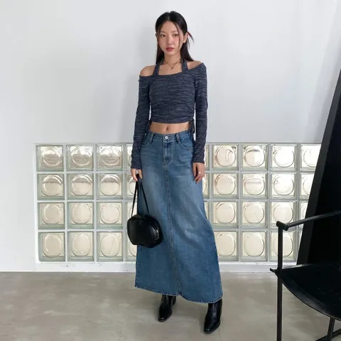 쥬리엘 사이드 셔링 홀터넥 크롭 니트 티셔츠