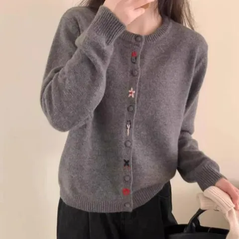 [오노마] ONM 라운드 니트 가디건 여성 자수 봄 가을 그레이 (32617785)