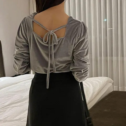 [브리치] 에이치다 /  데이트룩  세리 뒷리본 스퀘어 벨벳 블라우스