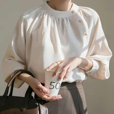 [하프클럽/휴드]사선라인 포인트 퍼프 블라우스 탑