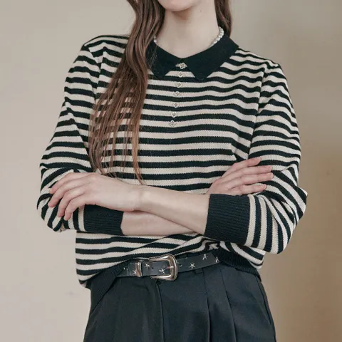 [마쟈] 큐빅버튼 스트라이프 오픈카라 니트