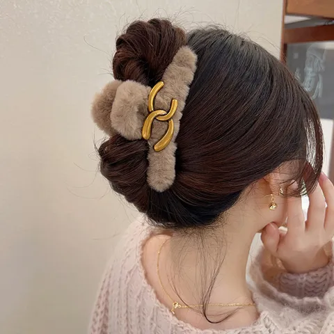 데로시 꼬임 겨울 페이크 퍼 올림머리 반묶음 헤어 집게핀