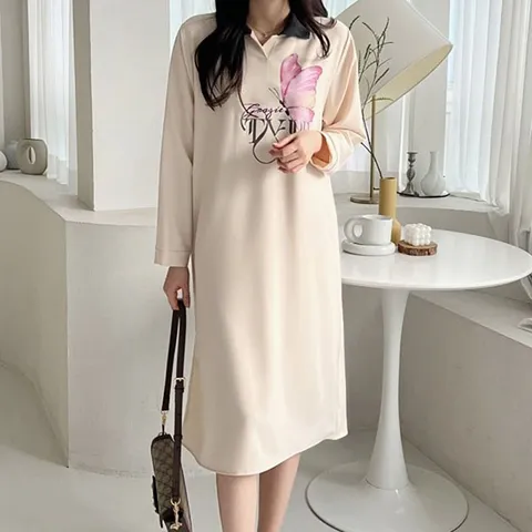 중년 여성 나비 레터링 카라 원피스