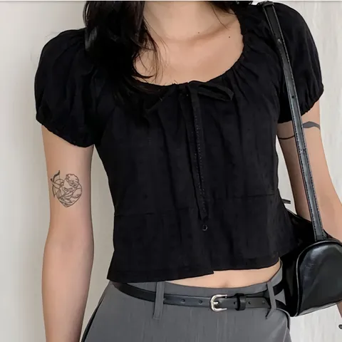 [디작소] 여성 펀칭 레이스 핀턱 크롭 퍼프 블라우스