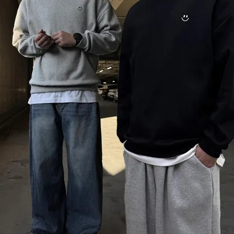 [브리치]  / (1+1특별단가) 스마일 자수 맨투맨  기모옵션추가