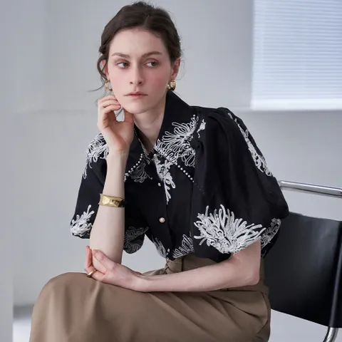 공식몰 [정상가 89,000원] 진주 카라 자수 퍼프 블라우스 LM07BL110L