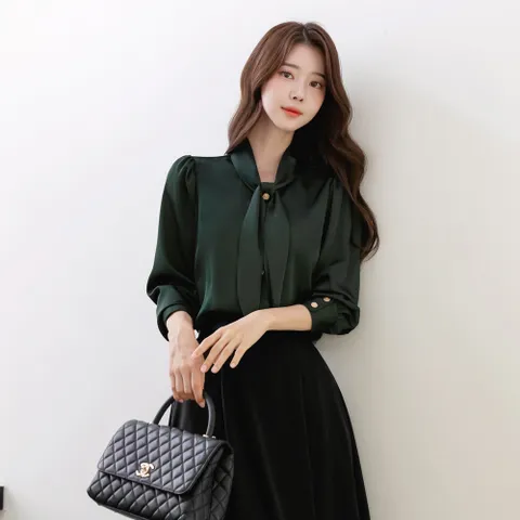 가트와 타이 넥 새틴 블라우스