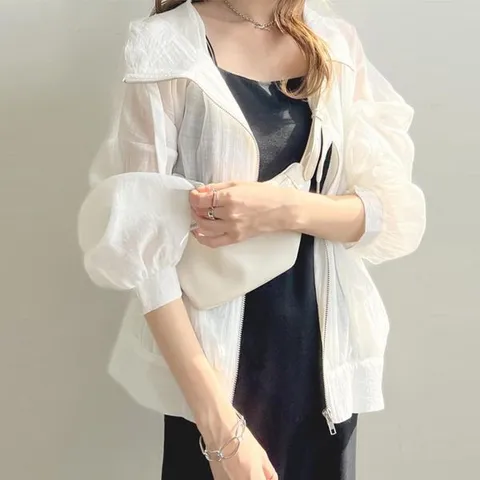 [하프클럽] 오버핏 실키한 시스루 바람막이 여름 긴팔 후드 집업 살탐방지 장마철 냉방용 비치룩