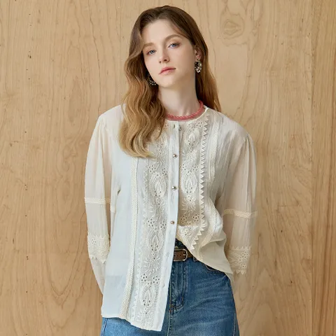 아일렛 레이스 코튼 혼방 라운드넥 블라우스