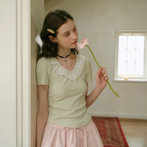 Cest_Lace v-neck shirring cropped top