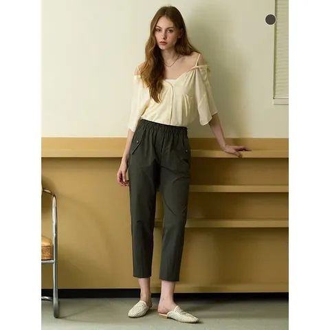 [하프클럽] (방송상품) 여성 세미 배기핏 셔링 8부 밴딩팬츠 카키_RAQMLPT361