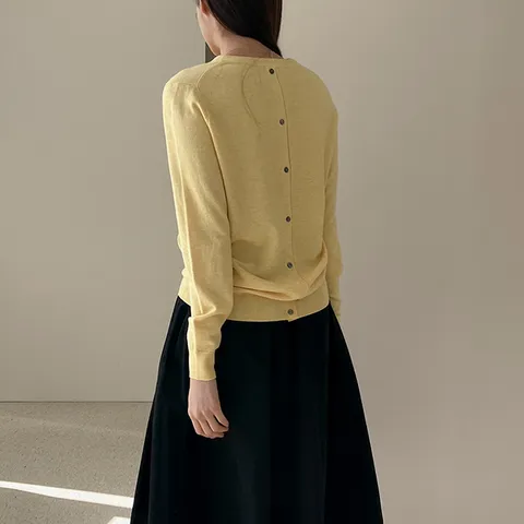 [하프클럽/어반프랑]데힛 비스코스 뒷단추 브이넥 니트