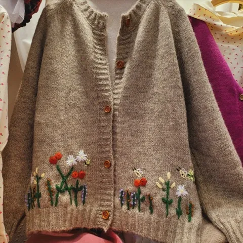 [온마이웨이] 꽃 밭 자수 국내 생산 여성 라운드넥 단추 니트 가디건