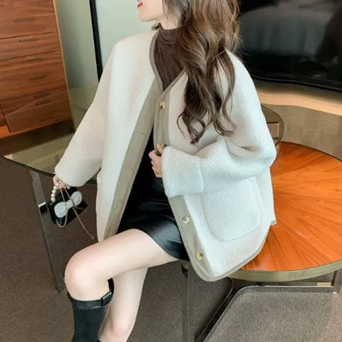 [하프클럽/모노무드]MNO 레이디 F/W 투톤 울소재 양털 페이크퍼 노카라 박시핏 집업컴포트