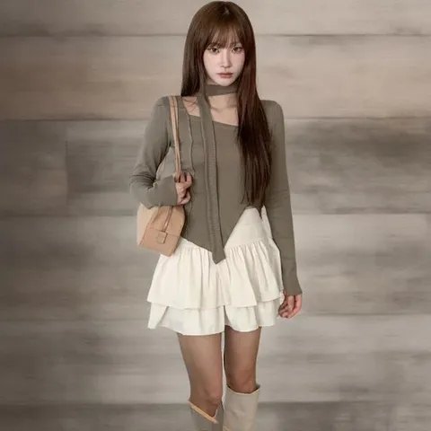 [하프클럽/여성 슬림핏 긴팔 니트 초커 언발 트임 스트랩 디자인