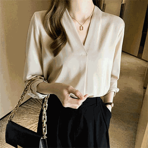[하프클럽] 마가니 브이넥 실키 링클프리 블라우스 면접 정장 오피스룩 하객룩 긴팔 아이보리 카키 베이지