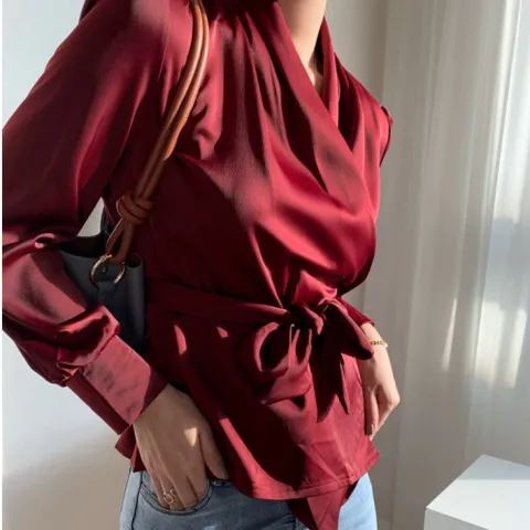 [브리치]  / 실크 셔링 루즈핏 타이 랩블라우스