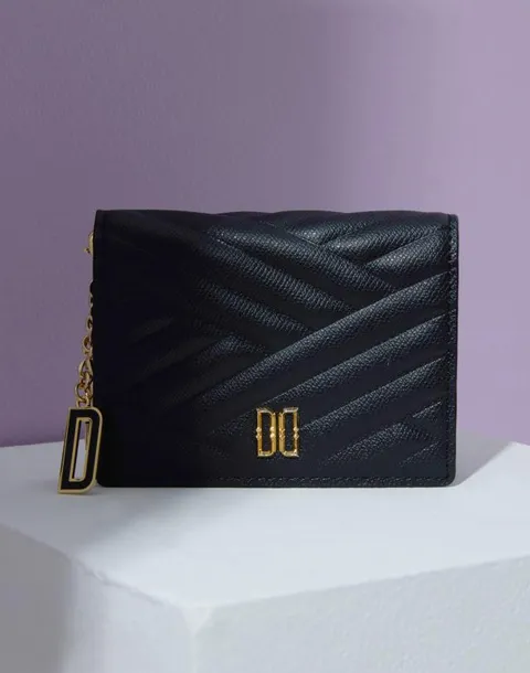 [CARLISLE] 블랙 퀼팅 로고 참장식 반지갑 DCWA2E218J 428519