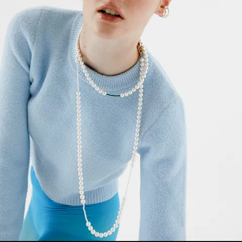 fullbody long pearl necklace