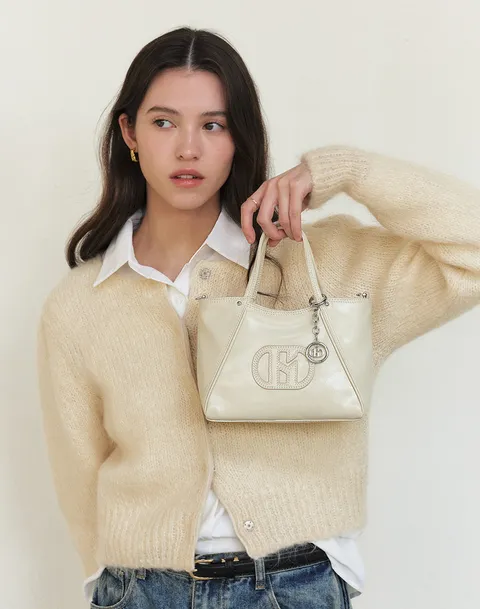 [쇼핑백동봉] 아이보리 로고패치 가죽 토트백 [S사이즈] HIWA5E551IV