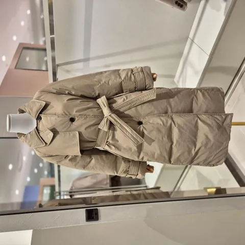 [롯데백화점][엔와이스튜디오]트렌치 롱 덕다운 점퍼 YBBDO32