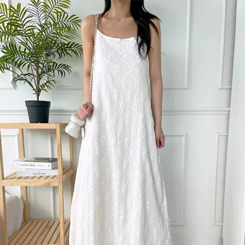 [하프클럽] 로그 패턴 펀칭 끈나시 뷔스티에 민소매 롱 원피스 여름 휴가 여행 바캉스 리조트