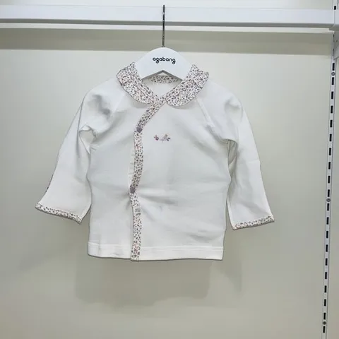 아가방(야탑점) 70%SALE 면100% 무형광섬유 부드러운 원단에~ 사랑스런 프릴로 포인트를~ 우리 아기 첫 옷 신생아 배내저고리입니다~