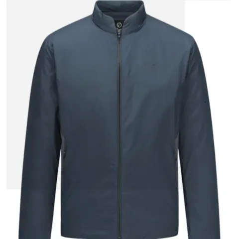 슈페리어<NC해운대>고급스러운 수입소재에 등판부분 경량 스트레치 소재믹스 디테일로 스윙에 도움 주는 다운 점퍼.(S0B6404)