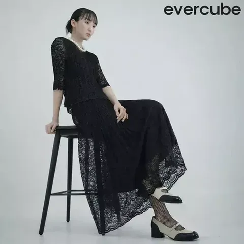 에바큐브 26SS 레이스플리츠 스칼럽스커트
