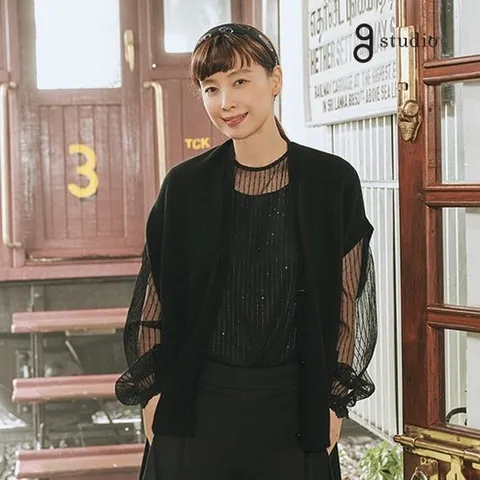 지스튜디오 79 900 25SS 스팽글자수 블라우스 429875