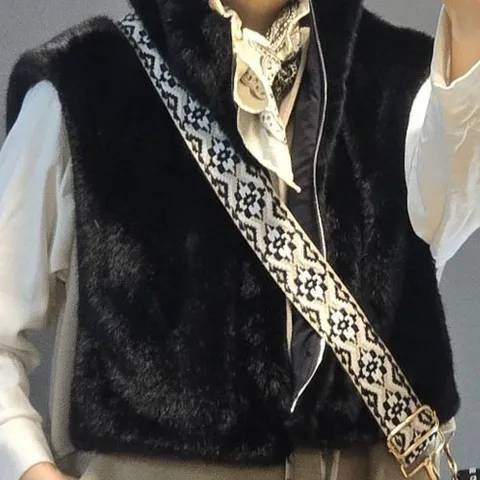 (퀄리티 짱~!)(대박인기)여성 밍크조끼 후드밍크 베스트 집업 페이크퍼 겨울 퍼 조끼 모자달린 밍크 베스트 밍크퍼 망또 바라클라바 선물용 넥 워머 미니조끼 어부바 후디