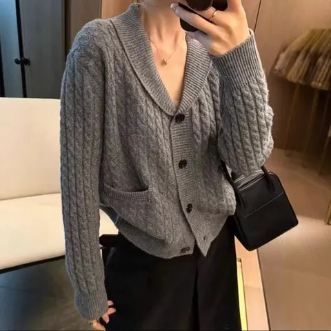 여성 브이넥 꽈배기 니트 버튼 가디건 데일리룩