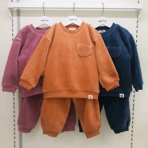 아가방(야탑점) 50%할인 예쁜 색상~ 따뜻한 벨로아~ 보드라운 원단에 품이 넉넉해 편안한 상하복 세트입니다~