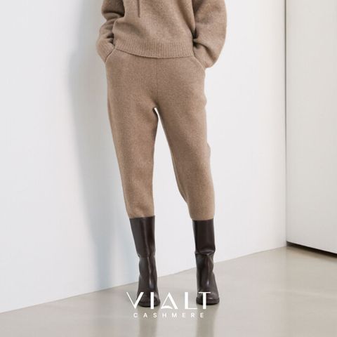 비알트(VIALT) 캐시미어 부클 니트팬츠