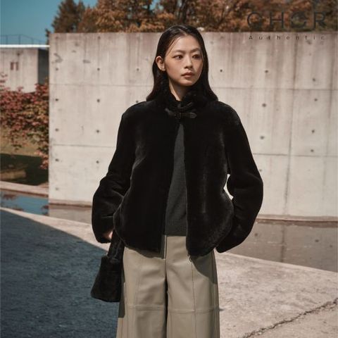 코어 어센틱 26FW 리얼 하이넥 무스탕+미니백