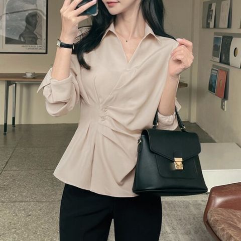 [마이더스비] 첼시 핀턱 랩 블라우스