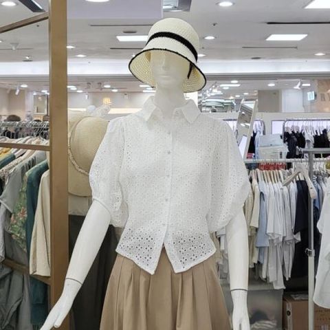 스테파니 DP01 볼륨소매 아일렛 블라우스 A24SH4230