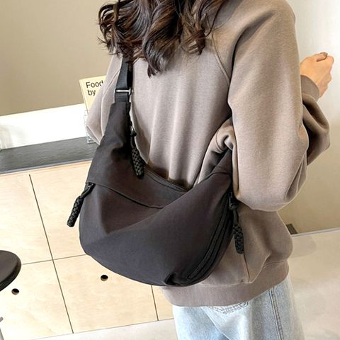 포켓 반달 크로스백