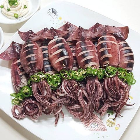탱탱하고 쫄깃한 통찜용 급냉 오징어 1kg (제이)
