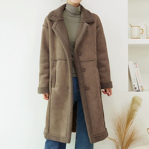 양털배색 버튼 무스탕 코트_B1911MU608D
