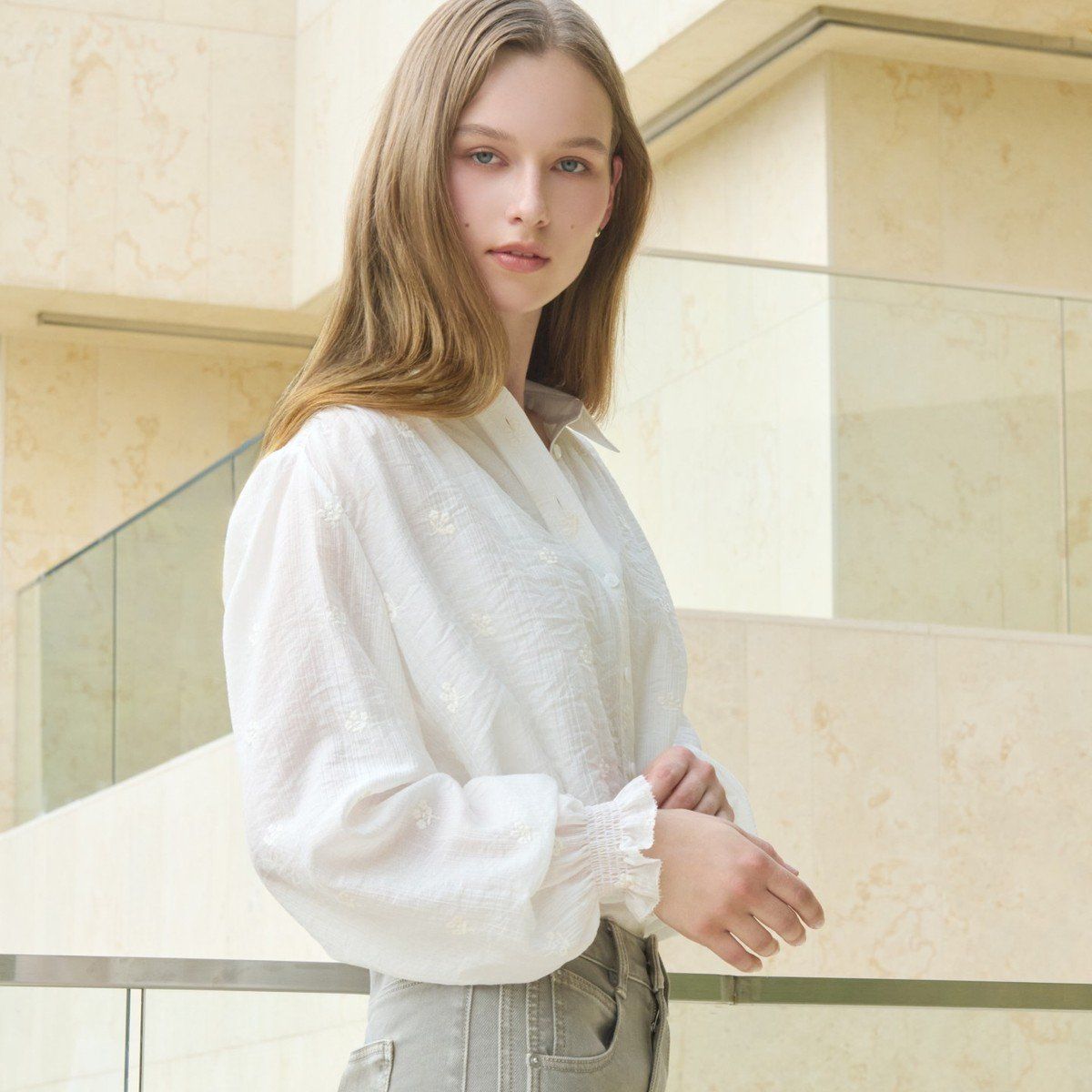 쏘내추럴 26FW 스모킹 자수 블라우스